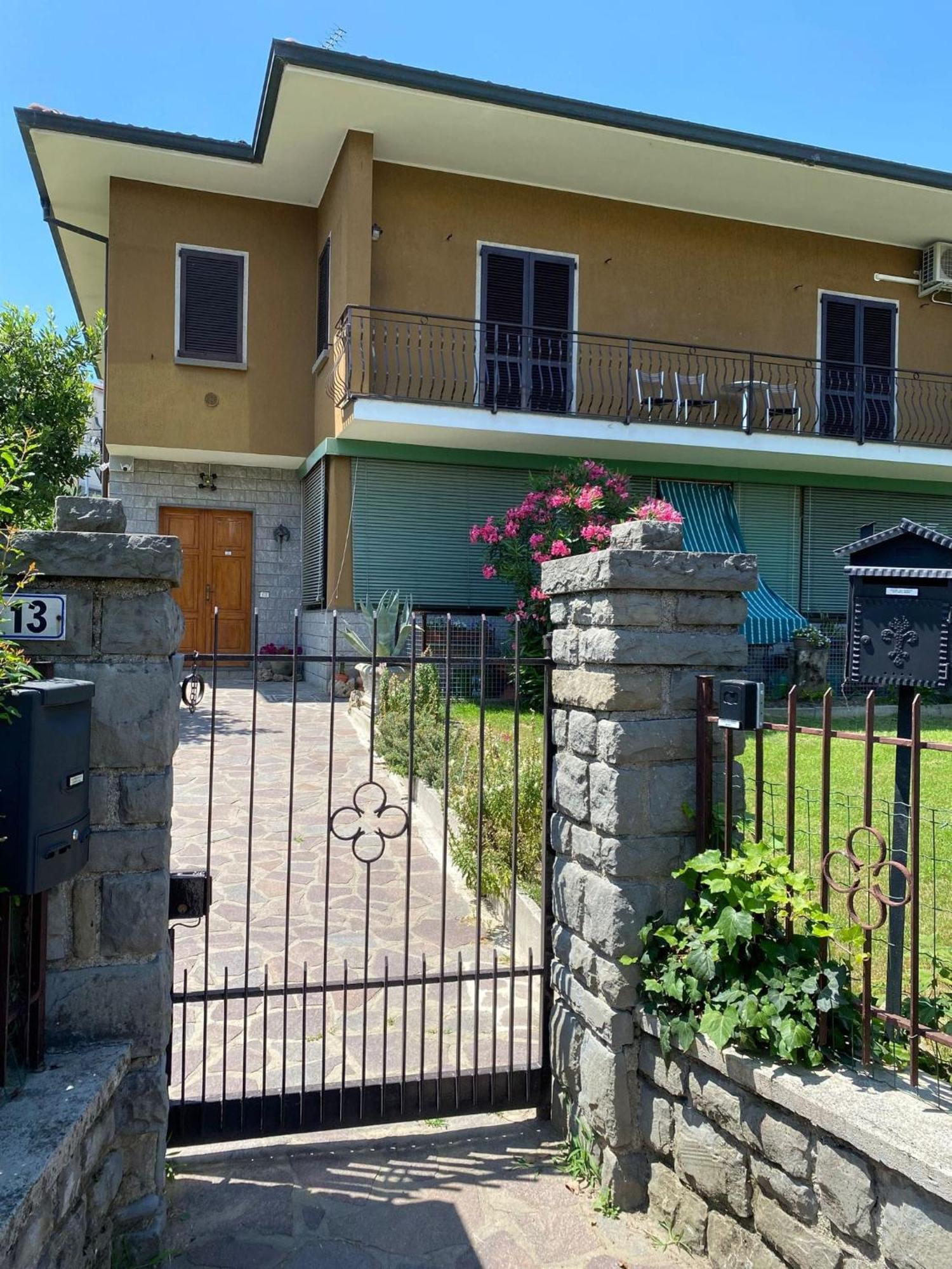 Casa vacanze Mari, *